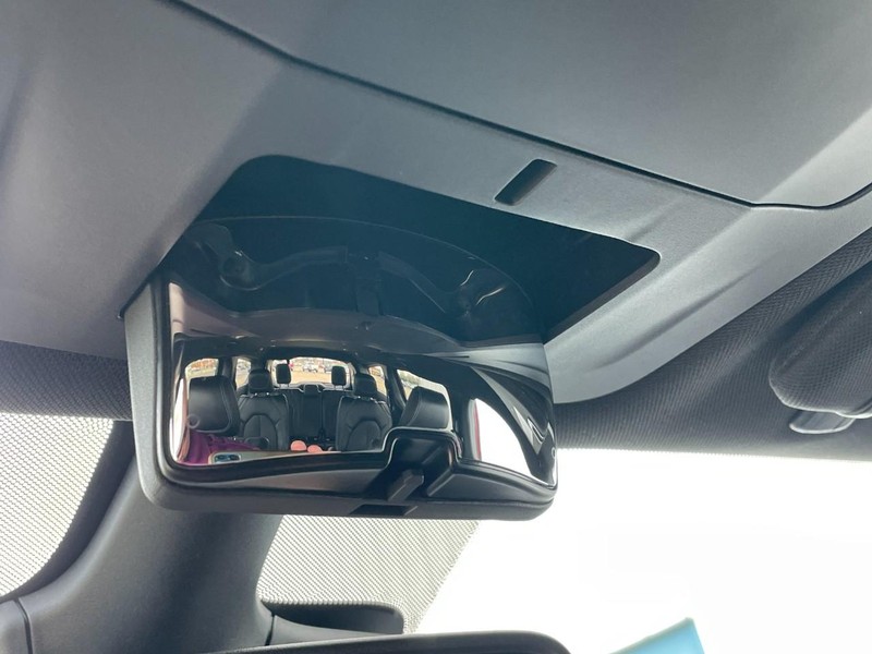 Chrysler Pacifica Vehicle Full-screen Gallery Image 48