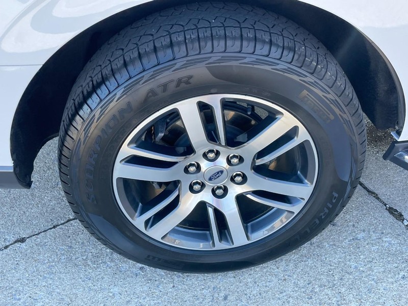 Ford Expedition Vehicle Full-screen Gallery Image 10