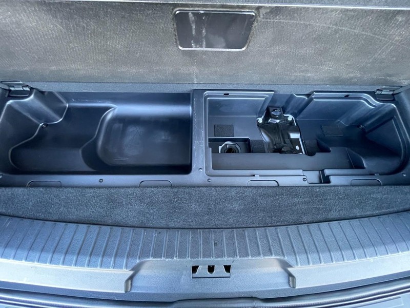 Ford Expedition Vehicle Full-screen Gallery Image 15