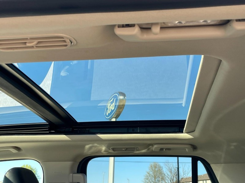 Ford Expedition Vehicle Full-screen Gallery Image 22