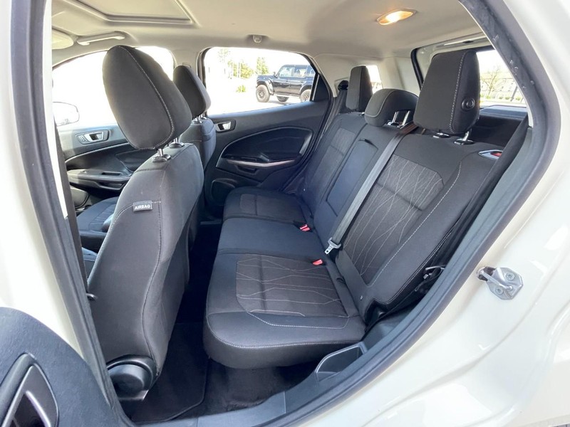 Ford EcoSport Vehicle Full-screen Gallery Image 16