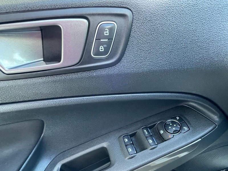 Ford EcoSport Vehicle Full-screen Gallery Image 23