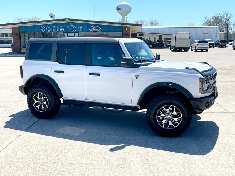 Ford Bronco Vehicle Full-screen Gallery Image 03
