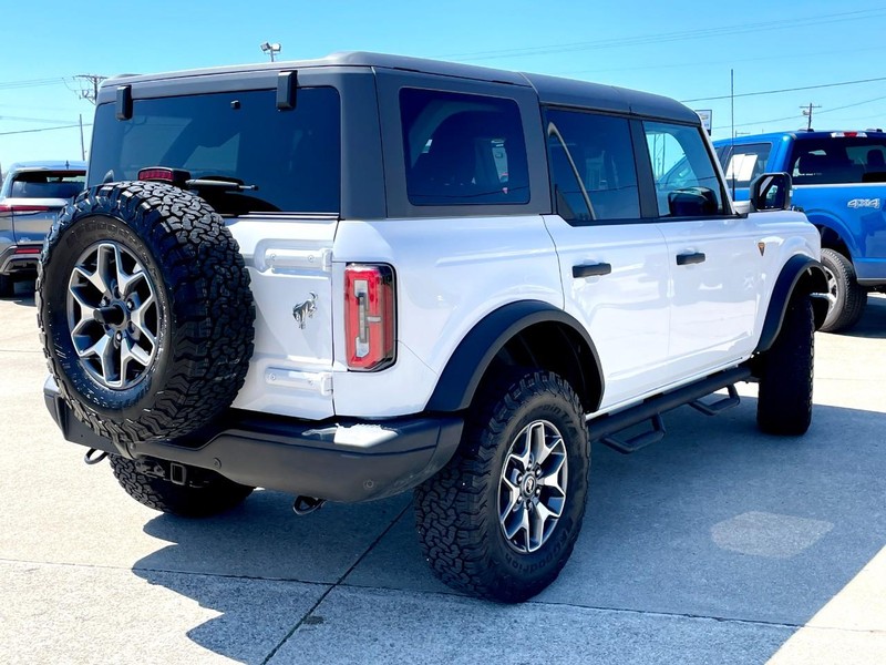 Ford Bronco Vehicle Full-screen Gallery Image 04