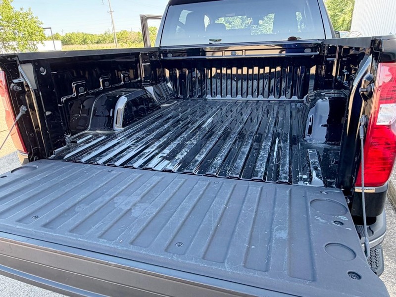 Chevrolet Silverado 1500 Vehicle Full-screen Gallery Image 13