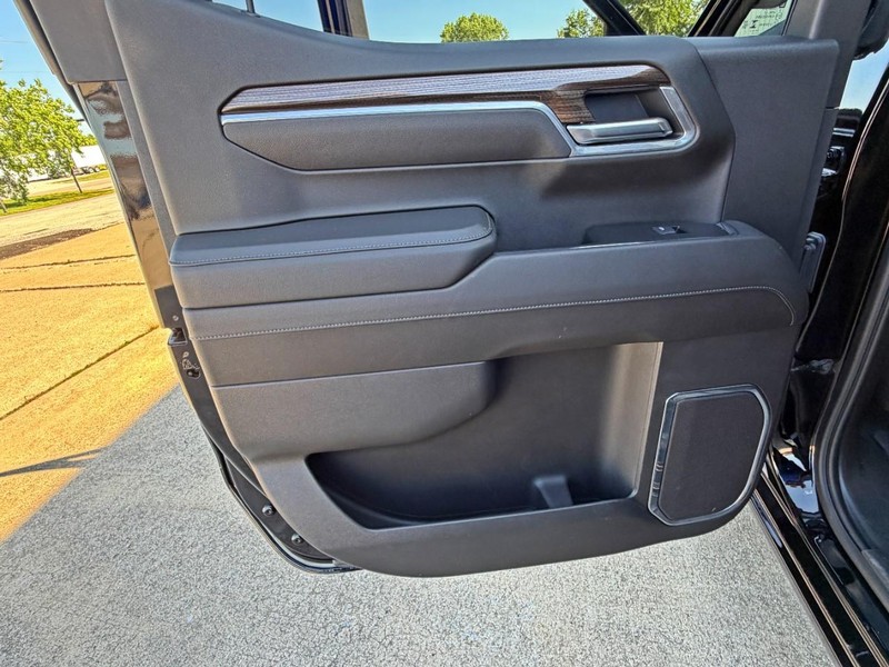 Chevrolet Silverado 1500 Vehicle Full-screen Gallery Image 21