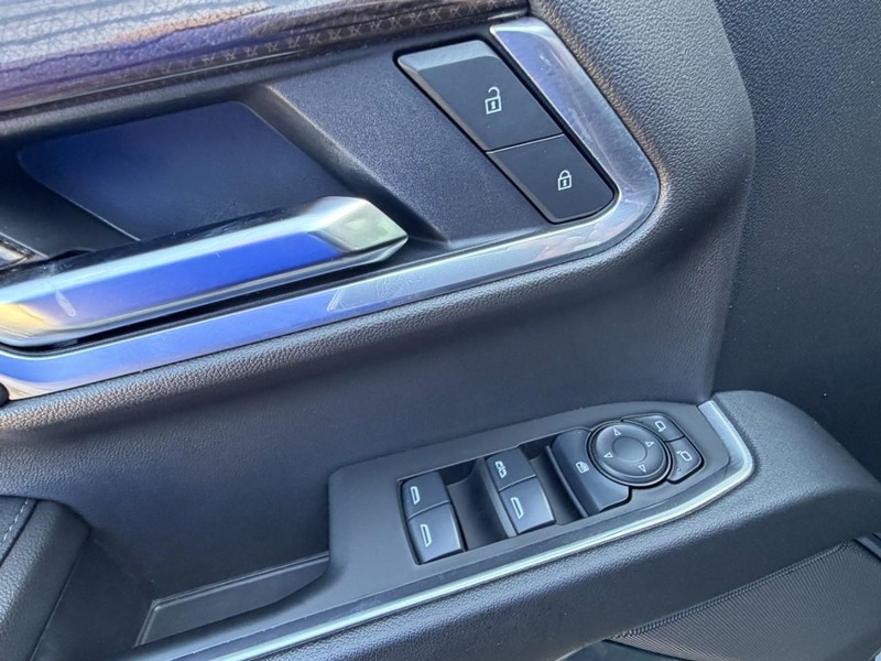 Chevrolet Silverado 1500 Vehicle Full-screen Gallery Image 25