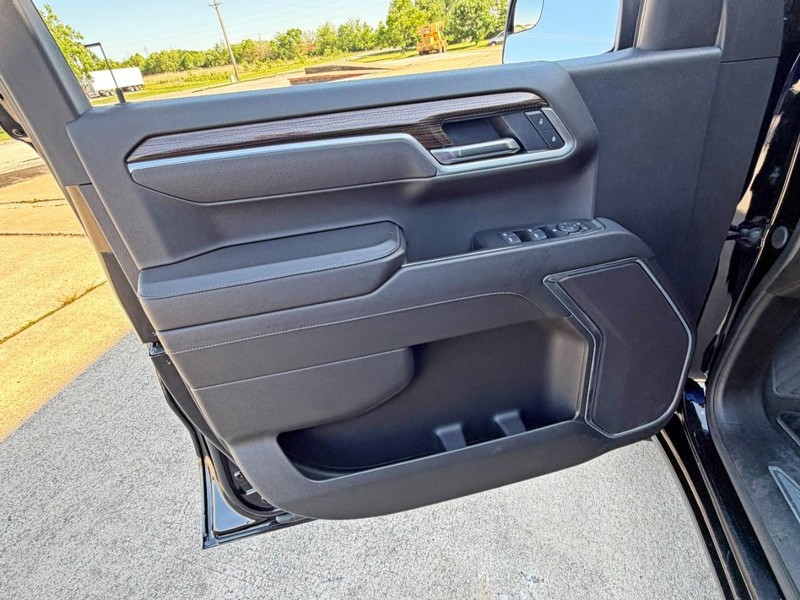Chevrolet Silverado 1500 Vehicle Full-screen Gallery Image 26