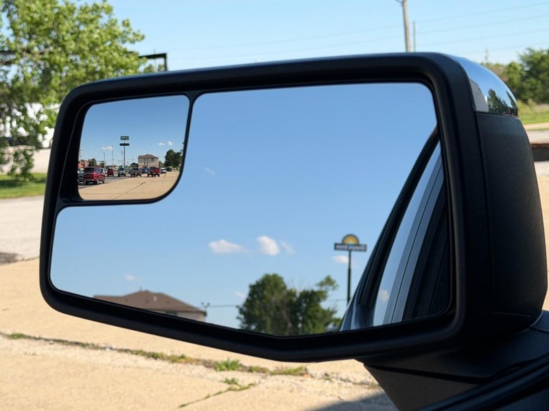 Chevrolet Silverado 1500 Vehicle Full-screen Gallery Image 34
