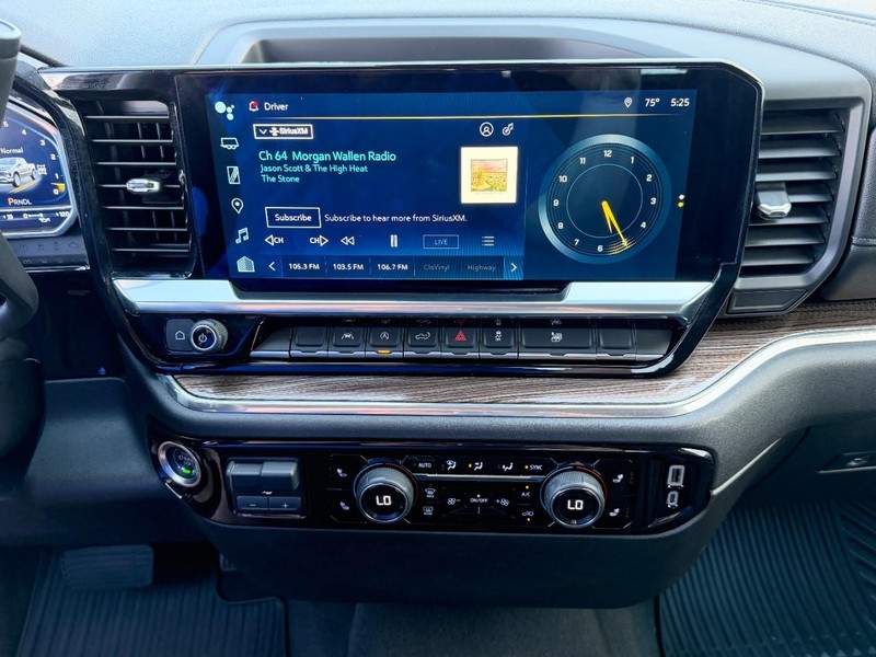 Chevrolet Silverado 1500 Vehicle Full-screen Gallery Image 35