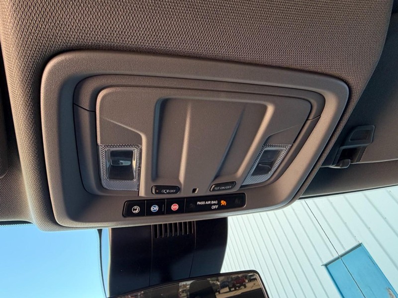 Chevrolet Silverado 1500 Vehicle Full-screen Gallery Image 50