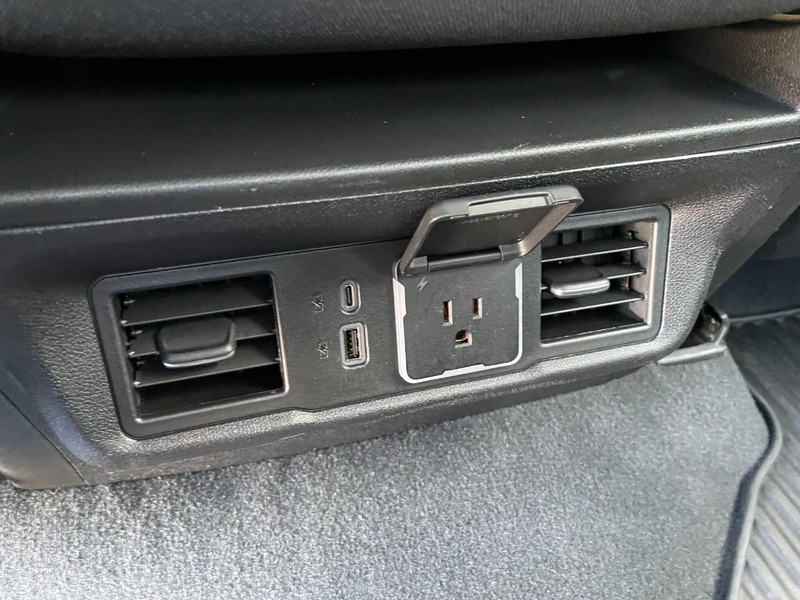 Chevrolet Silverado 1500 Vehicle Full-screen Gallery Image 18