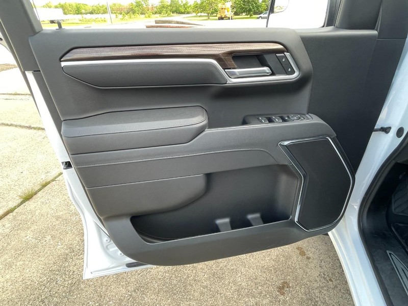 Chevrolet Silverado 1500 Vehicle Full-screen Gallery Image 25