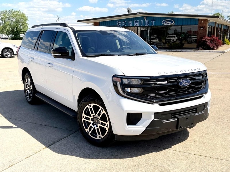 Ford Expedition Vehicle Full-screen Gallery Image 02