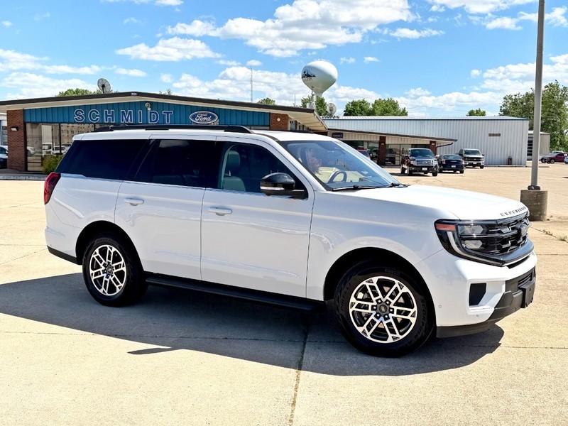Ford Expedition Vehicle Full-screen Gallery Image 03