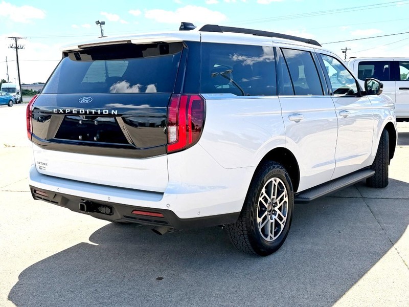 Ford Expedition Vehicle Full-screen Gallery Image 04