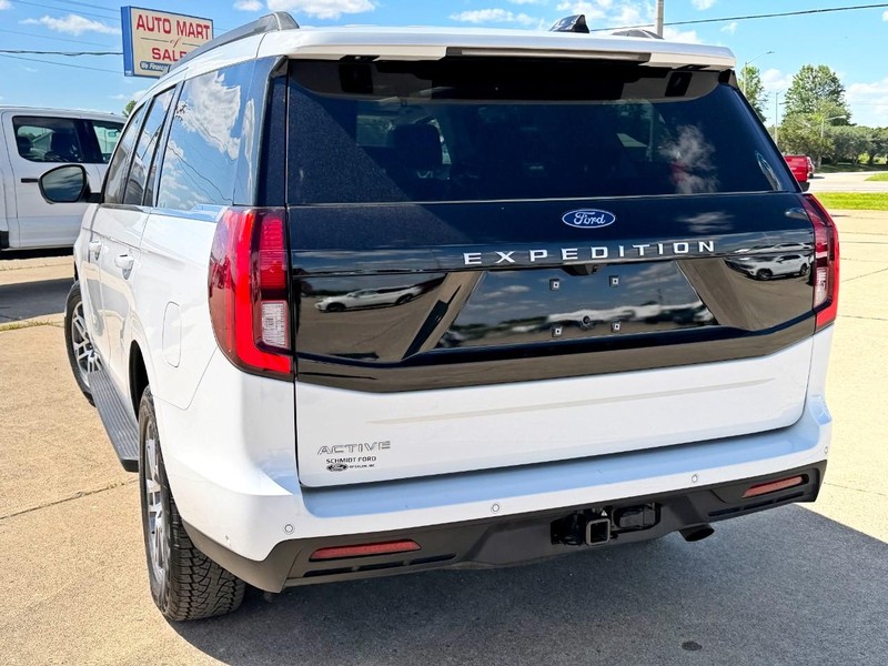 Ford Expedition Vehicle Full-screen Gallery Image 05