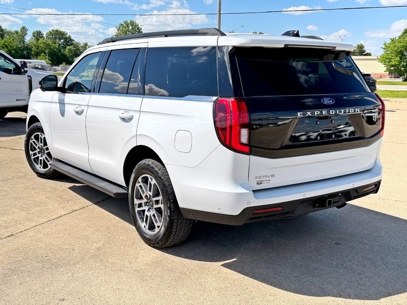 Ford Expedition Vehicle Full-screen Gallery Image 06