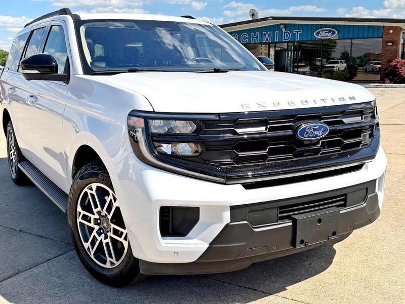 Ford Expedition Vehicle Full-screen Gallery Image 09