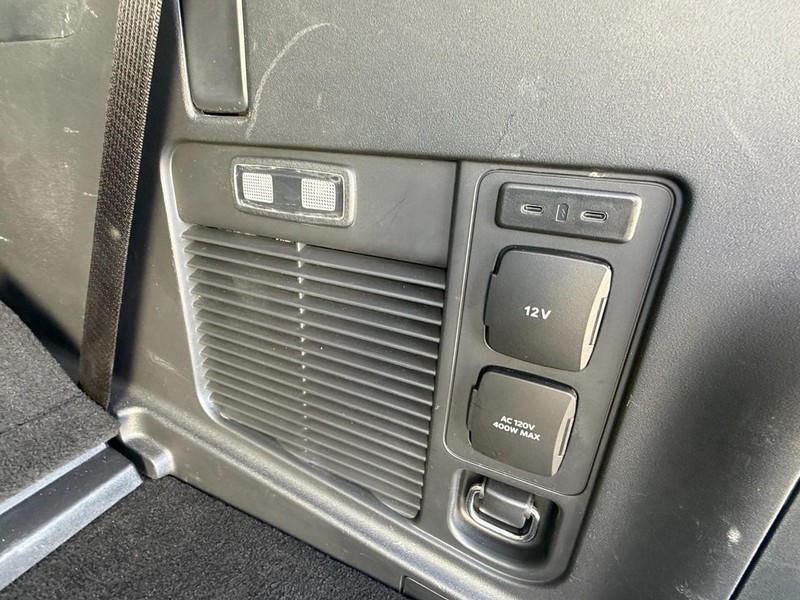 Ford Expedition Vehicle Full-screen Gallery Image 16