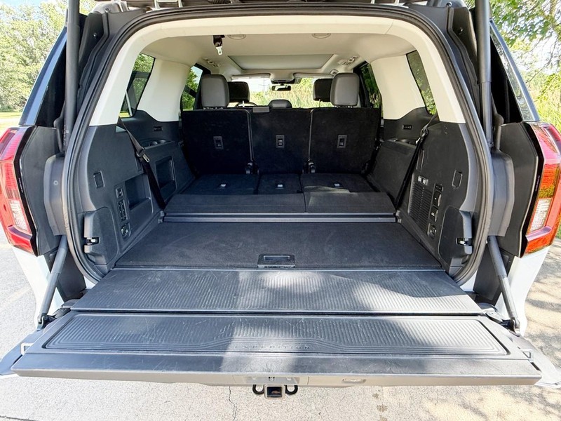 Ford Expedition Vehicle Full-screen Gallery Image 17