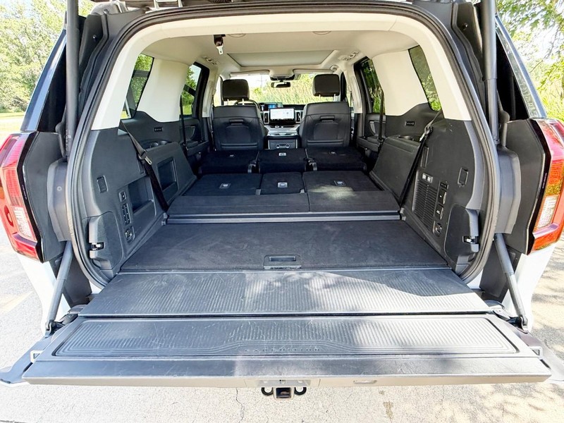 Ford Expedition Vehicle Full-screen Gallery Image 18