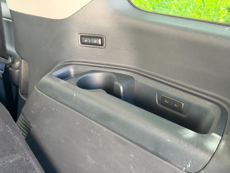 Ford Expedition Vehicle Full-screen Gallery Image 19