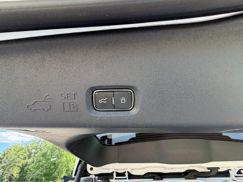 Ford Expedition Vehicle Full-screen Gallery Image 21