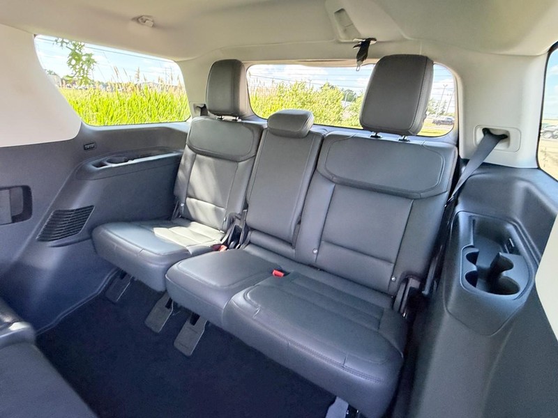 Ford Expedition Vehicle Full-screen Gallery Image 22
