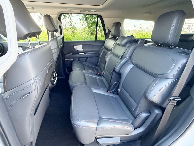 Ford Expedition Vehicle Full-screen Gallery Image 23