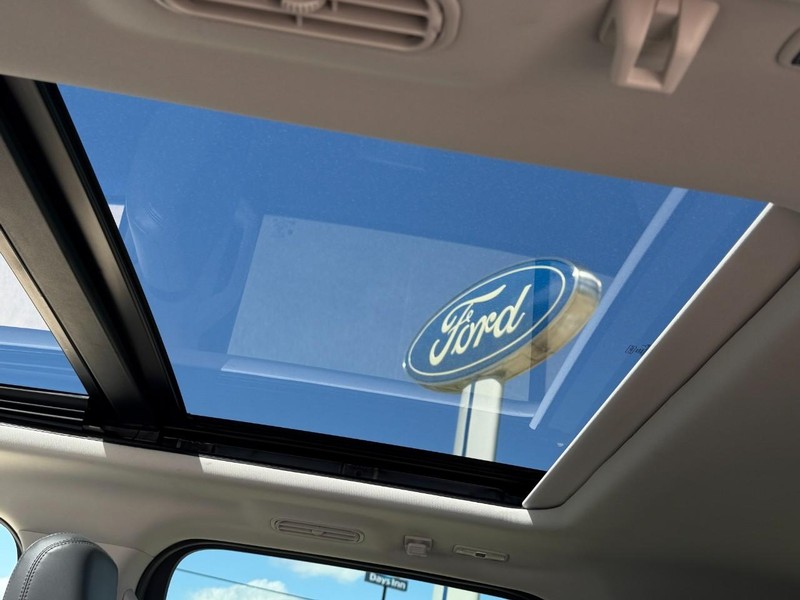 Ford Expedition Vehicle Full-screen Gallery Image 24