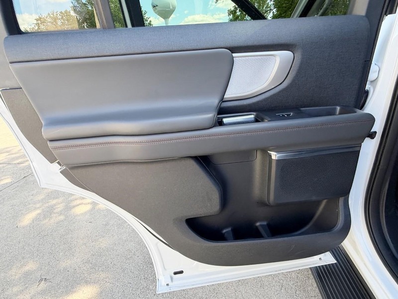 Ford Expedition Vehicle Full-screen Gallery Image 28