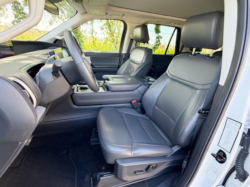 Ford Expedition Vehicle Full-screen Gallery Image 29