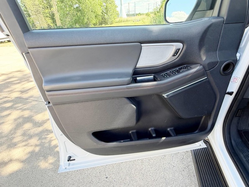 Ford Expedition Vehicle Full-screen Gallery Image 34