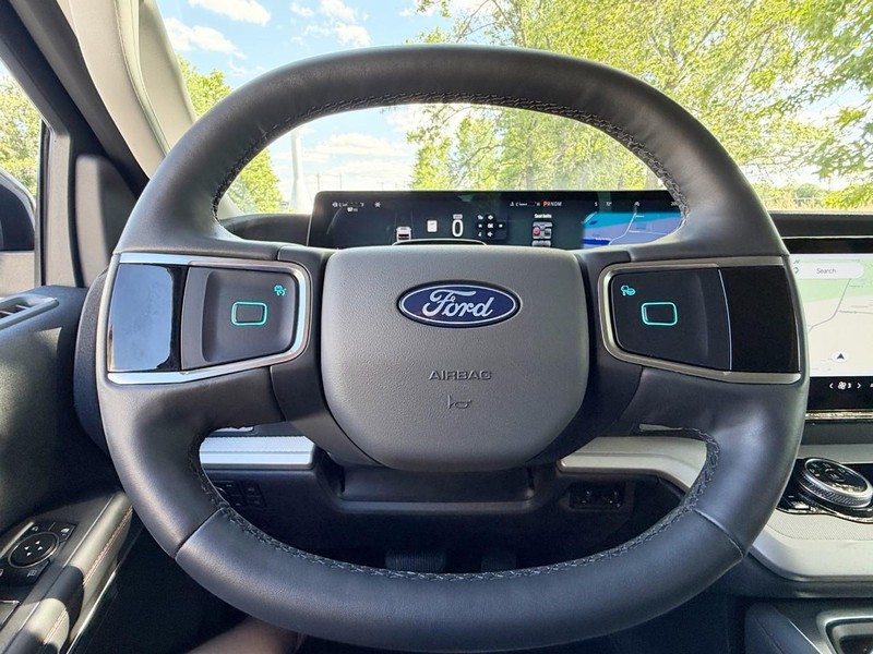 Ford Expedition Vehicle Full-screen Gallery Image 35