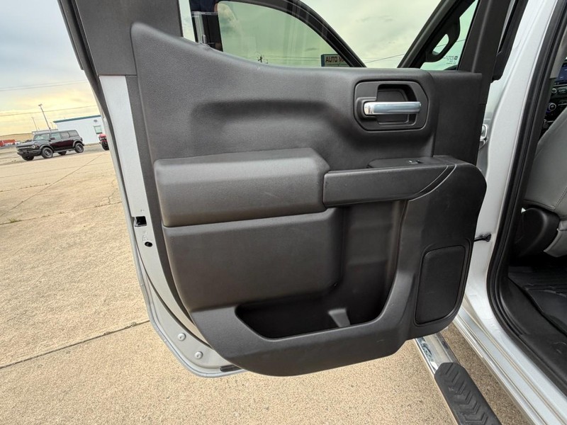 Chevrolet Silverado 1500 Vehicle Full-screen Gallery Image 18