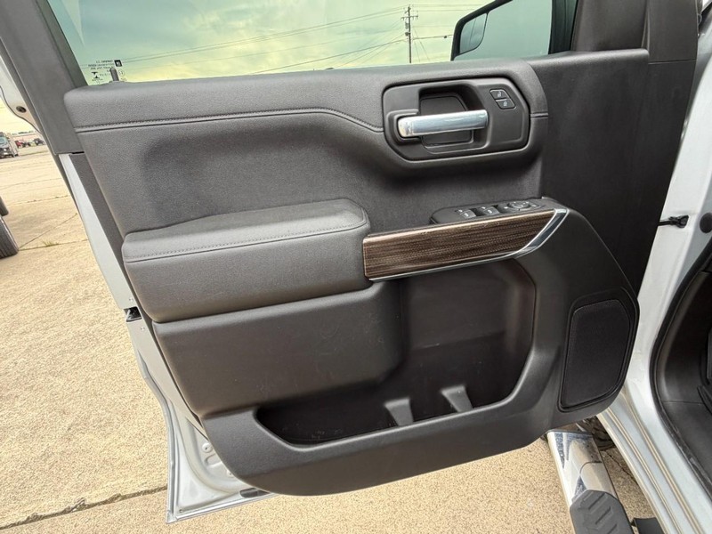 Chevrolet Silverado 1500 Vehicle Full-screen Gallery Image 23