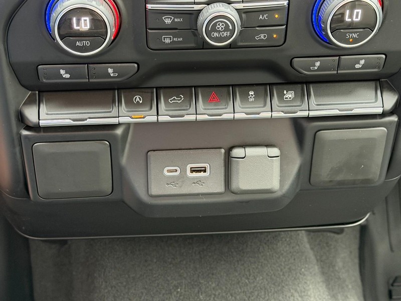 Chevrolet Silverado 1500 Vehicle Full-screen Gallery Image 38