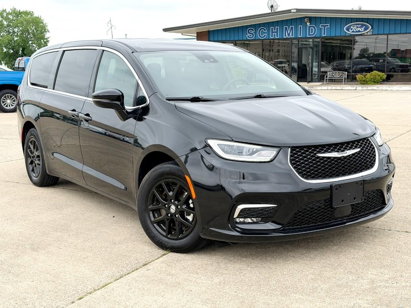 Chrysler Pacifica Vehicle Full-screen Gallery Image 02