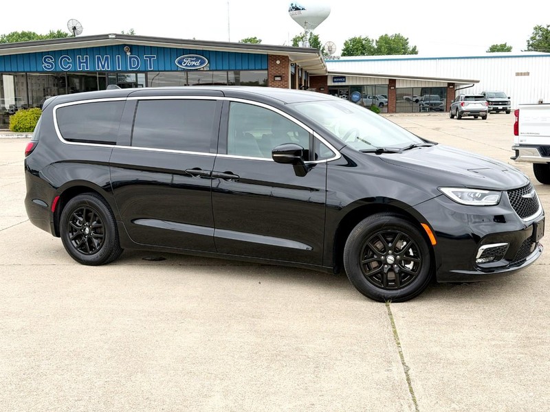 Chrysler Pacifica Vehicle Full-screen Gallery Image 03