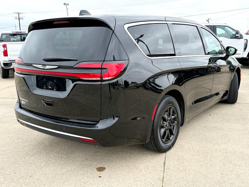 Chrysler Pacifica Vehicle Full-screen Gallery Image 04