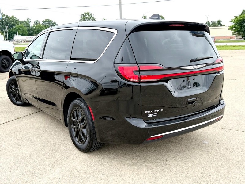 Chrysler Pacifica Vehicle Full-screen Gallery Image 05