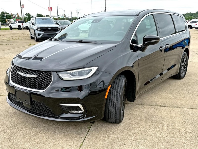 Chrysler Pacifica Vehicle Full-screen Gallery Image 07