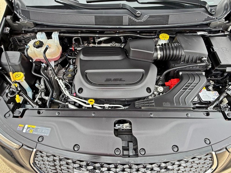 Chrysler Pacifica Vehicle Full-screen Gallery Image 11