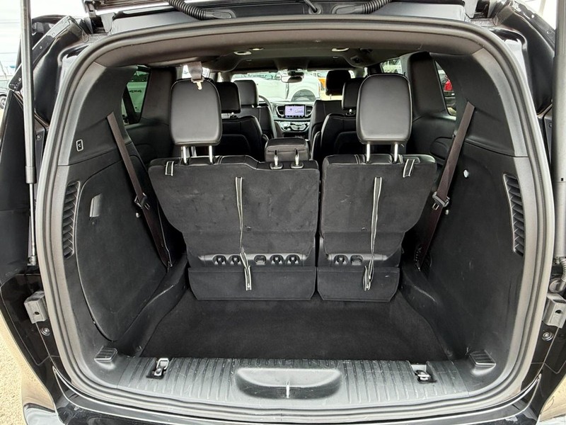 Chrysler Pacifica Vehicle Full-screen Gallery Image 12