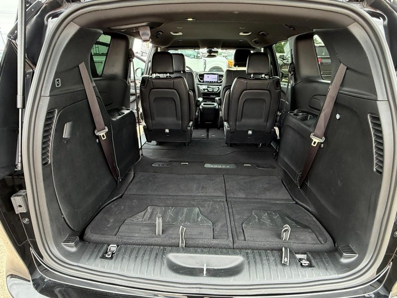 Chrysler Pacifica Vehicle Full-screen Gallery Image 13
