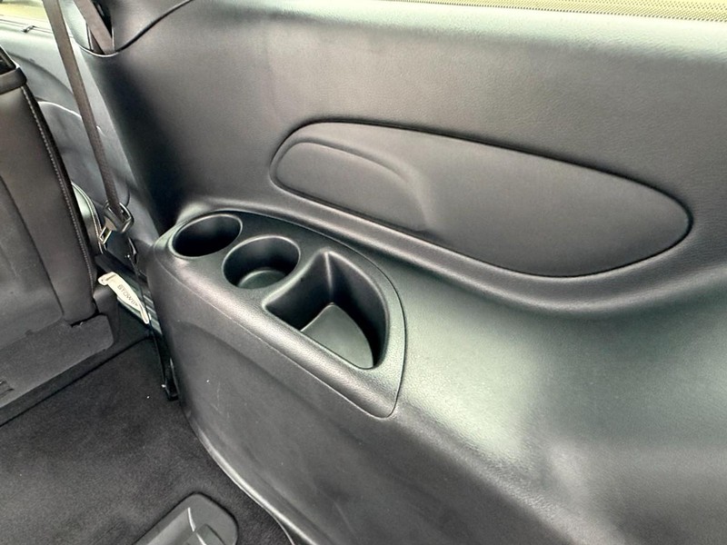 Chrysler Pacifica Vehicle Full-screen Gallery Image 14
