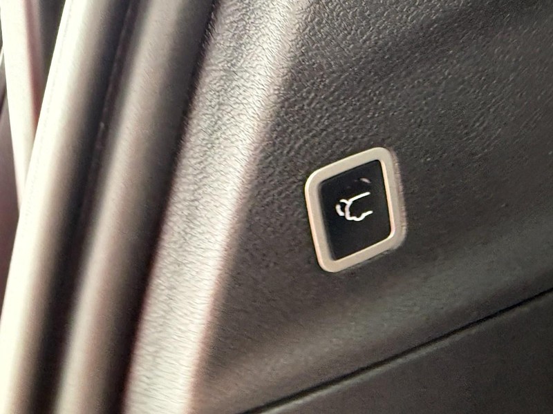 Chrysler Pacifica Vehicle Full-screen Gallery Image 16