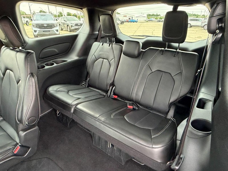 Chrysler Pacifica Vehicle Full-screen Gallery Image 17