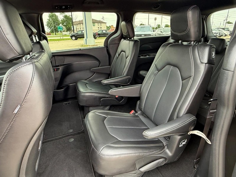 Chrysler Pacifica Vehicle Full-screen Gallery Image 18